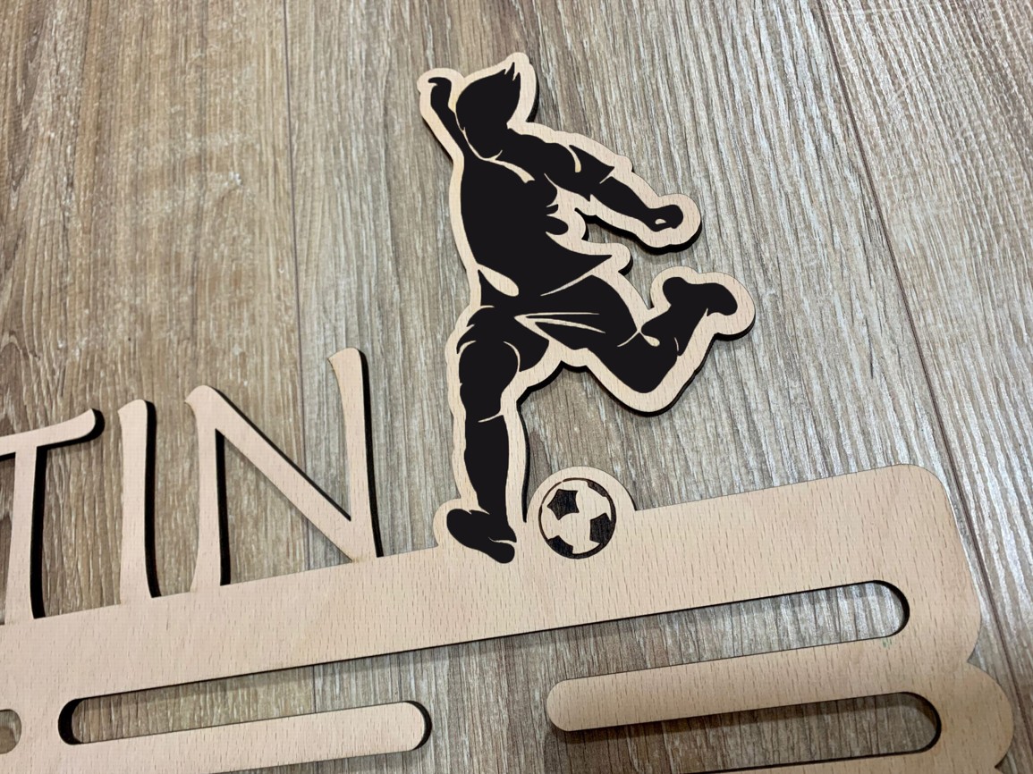 Dřevěný věšák na medaile s vygravírovanou postavou