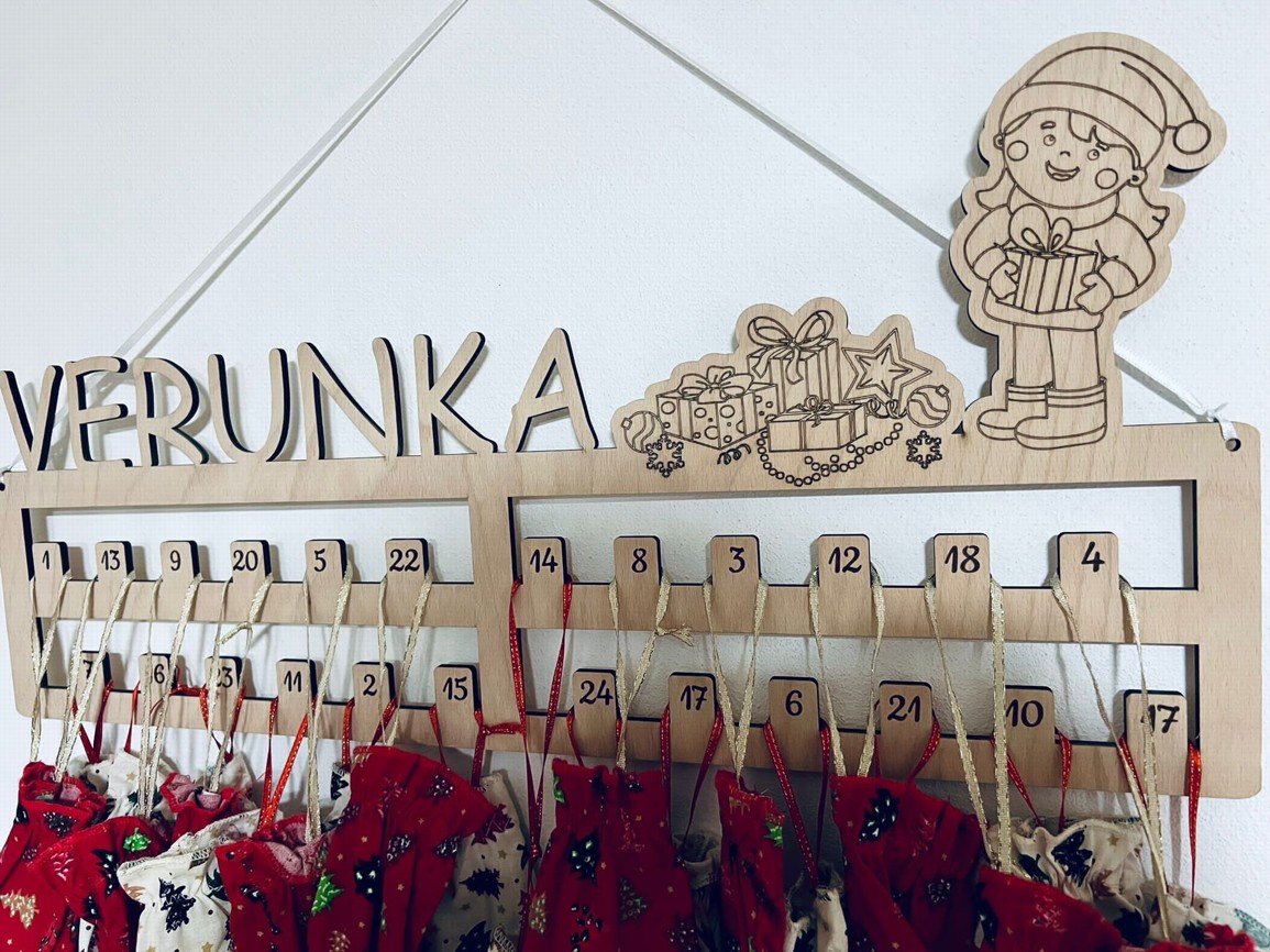 Adventní kalendář s holčičkou a dárky