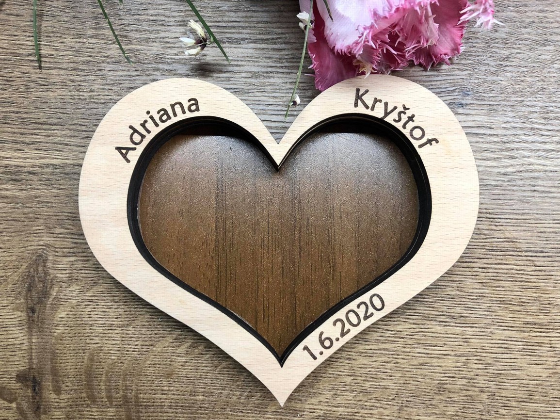 Tácek na snubní prstýnky bílý